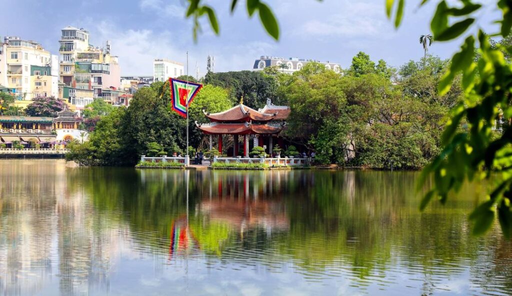 Hồ Hoàn Kiếm - địa điểm lý tưởng cho du khách